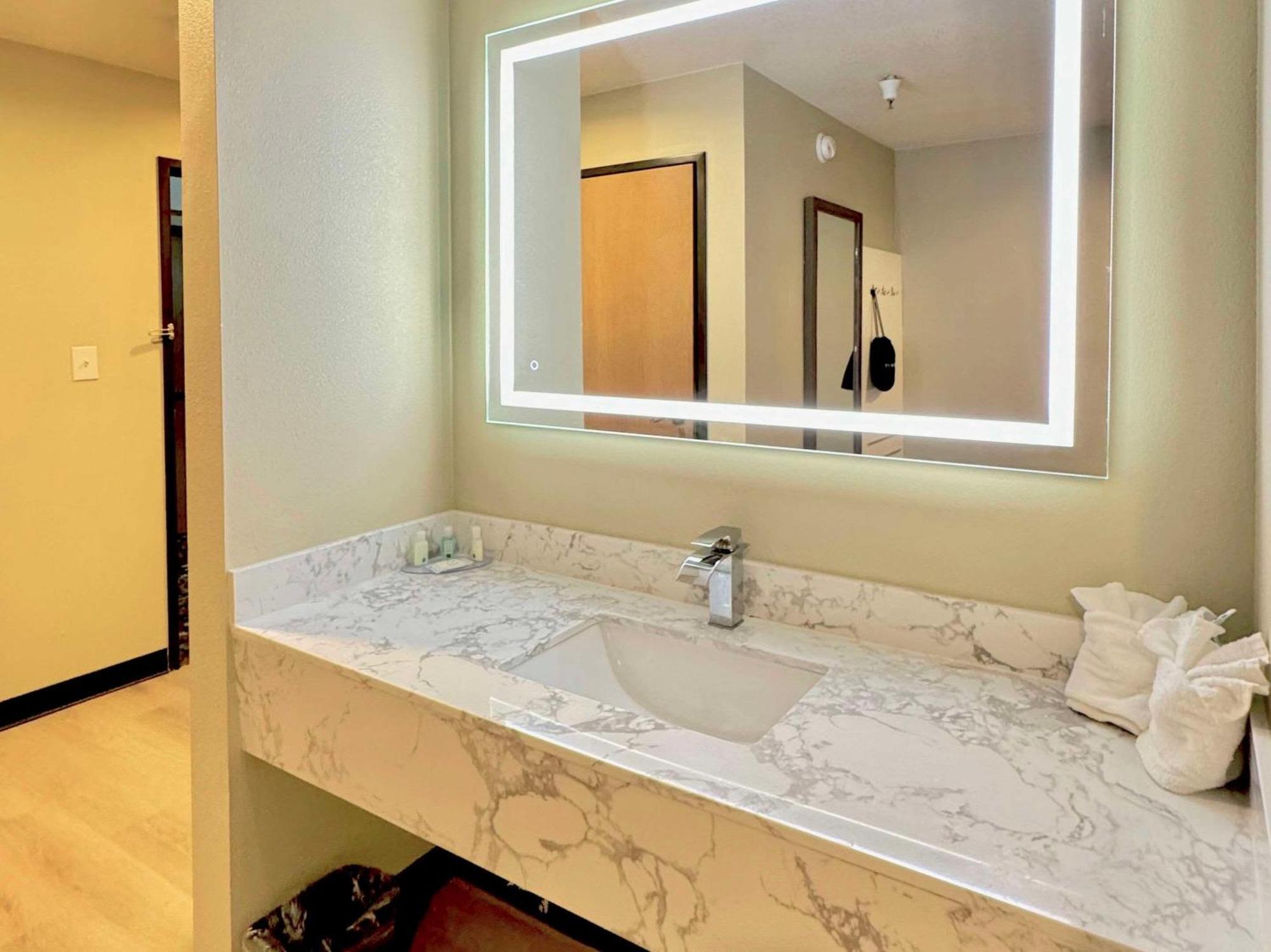 Quality Inn & Suites Уиллоус Экстерьер фото
